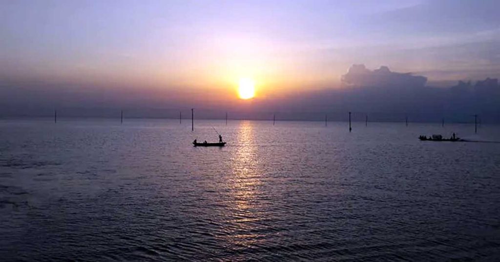 বর্ষায় নিকলী হাওরে বেড়াবেন কিভাবে? 5 Haor Sunset