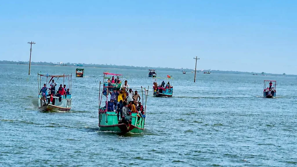 বর্ষায় নাও, হেমন্তে পাও এ হলো নিকলীর বাও 1 Boat Fair